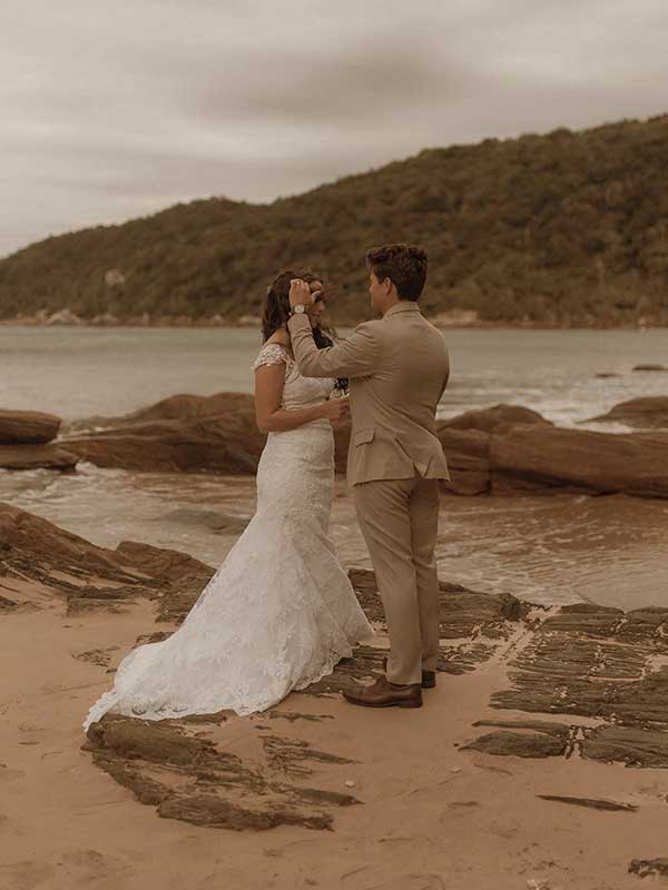 Capatação dos noivos na praia pela vip destiation wedding Films