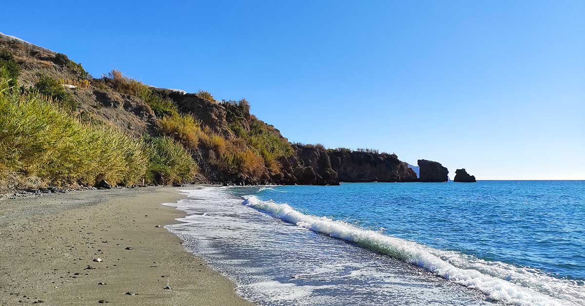Cala de Maro Nerja água transparente