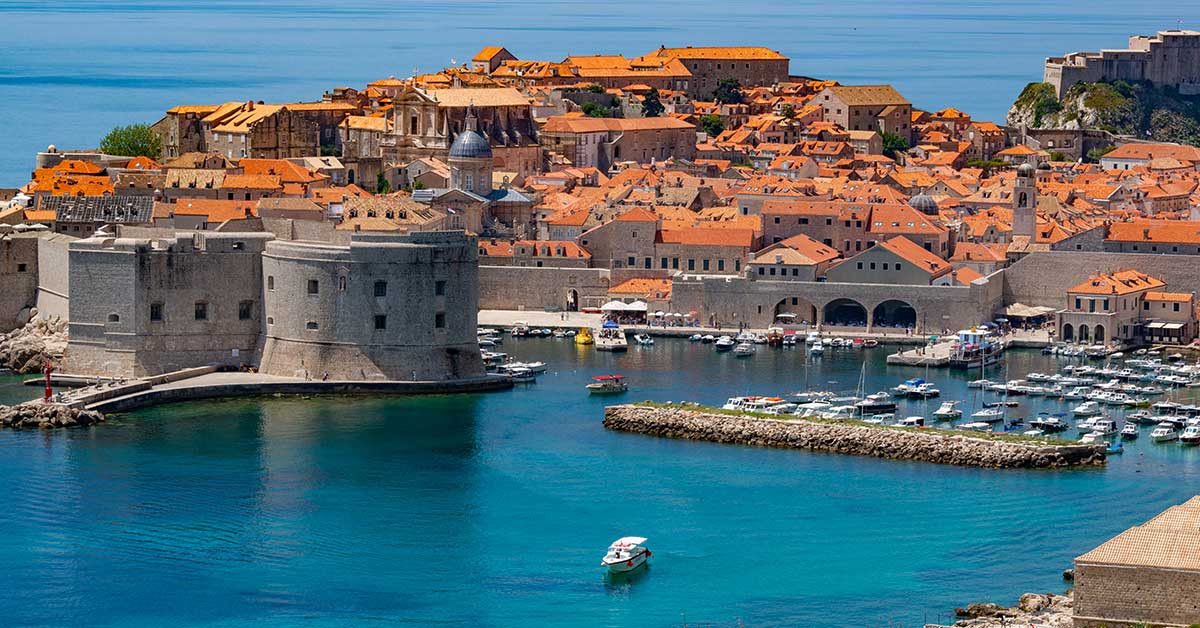 Casamento em Dubrovnik Croácia – cerimónia nas muralhas com vista para o Adriático