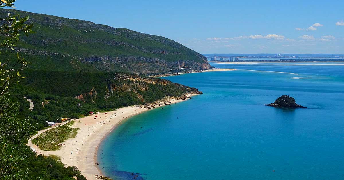 Casamento na Serra da Arrábida Portugal – cerimónia junto ao mar turquesa