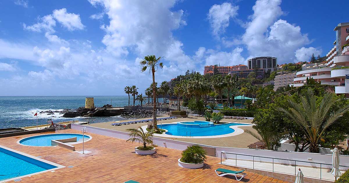 Casamento na Madeira Portugal – cerimónia junto ao oceano com paisagem vulcânica