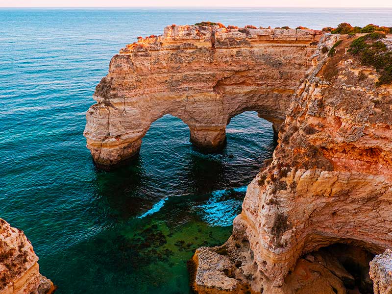 Gruta de Benagil, Algarve, Portugal no inverno