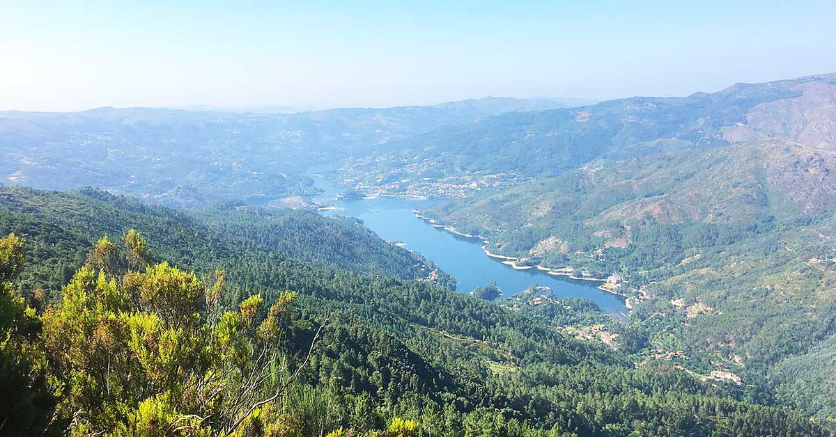 Miradouro da Pedra Bela, vista sobre a Albufeira de Vilarinho das Furnas