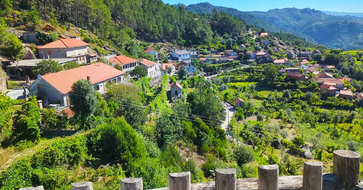 Miradouro da Ermida, vista sobre a aldeia e a serra