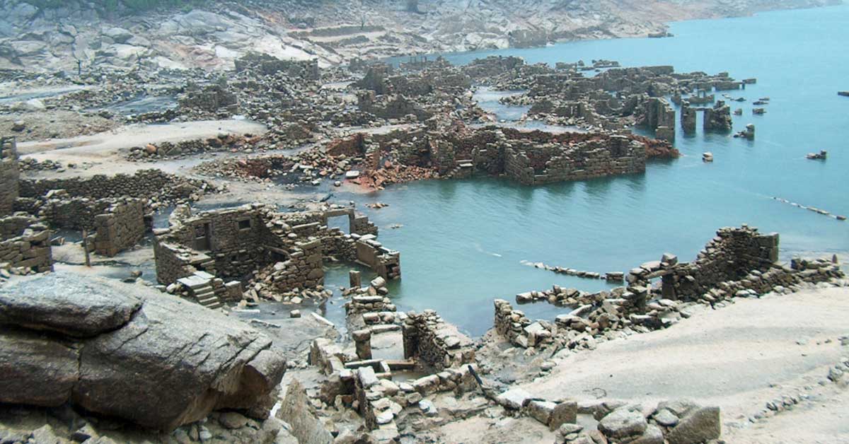 Ruínas submersas da antiga aldeia de Vilarinho das Furnas