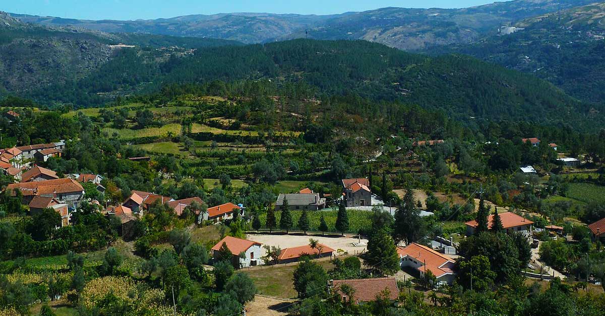 Centro da Vila do Gerês, com esplanadas e comércio local