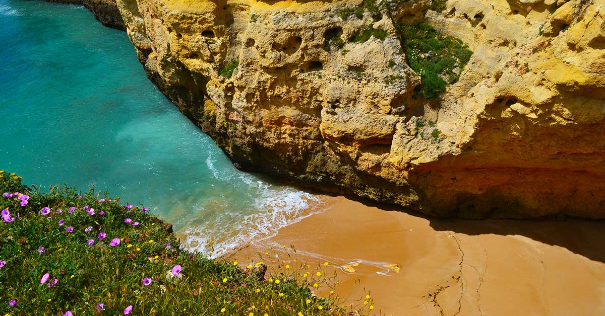 explorar praias escondidas no algarve